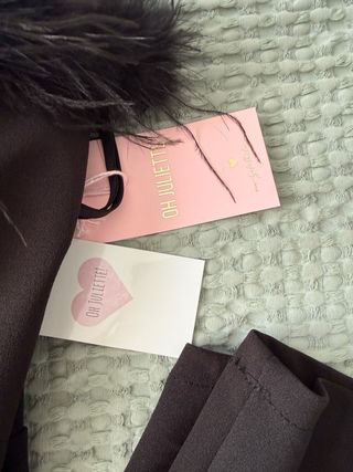 Mono negro con plumas