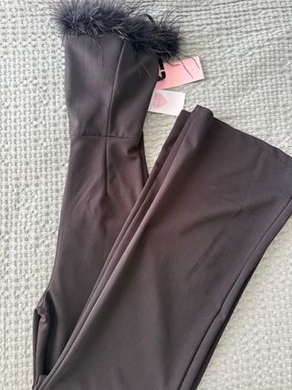 Mono negro con plumas