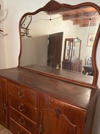 Mueble antiguo de madera con espejo
