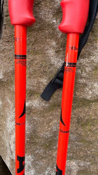 Bastoni da sci rossi. Marca Atomic, 105 cm