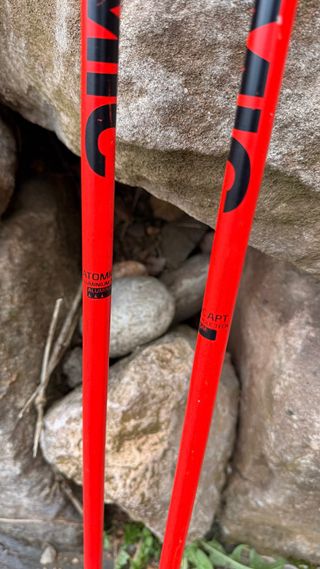 Bastoni da sci rossi. Marca Atomic, 105 cm