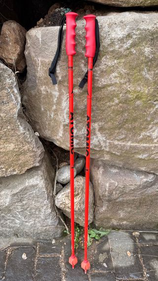 Bastoni da sci rossi. Marca Atomic, 105 cm