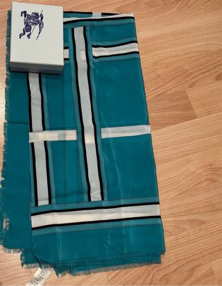 Bufanda Burberry Seda Azul y Blanco