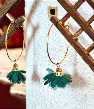 Pendientes aro dorados con detalle verde