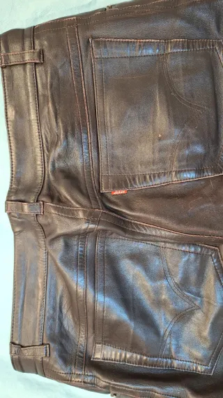 Pantalones cuero piel 100% Levi's color marrón.