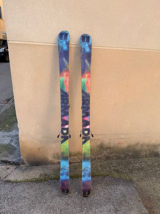 Esquís Armada AR7 con fijaciones Marker