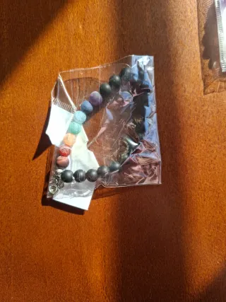 Pulseras de bolitas multicolor y blancas