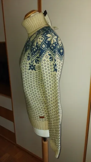 Pullover collo alto con fiocchi di neve