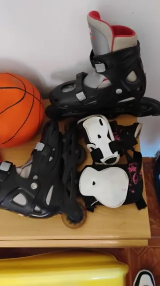 Patines en línea negros y rosas