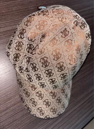 Gorra Guess Beige y Dorada