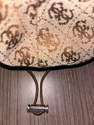 Gorra Guess Beige y Dorada