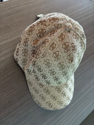 Gorra Guess Beige y Dorada