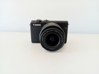 Cámara Canon EOS M100 con objetivo del kit