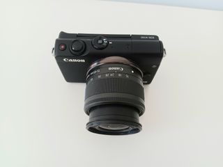 Cámara Canon EOS M100 con objetivo del kit