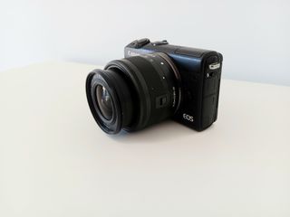 Cámara Canon EOS M100 con objetivo del kit