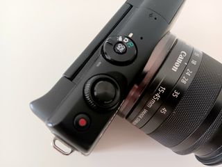 Cámara Canon EOS M100 con objetivo del kit