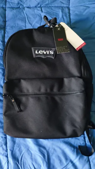 Mochila Levis Negra. Nueva con etiqueta
