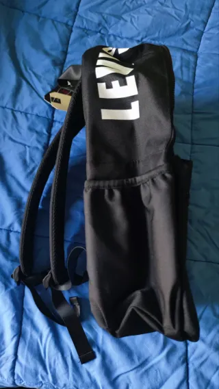 Mochila Levis Negra. Nueva con etiqueta