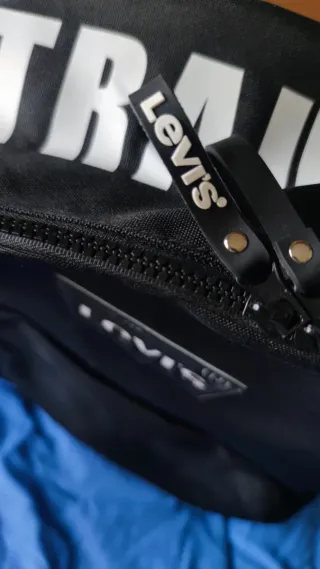 Mochila Levis Negra. Nueva con etiqueta