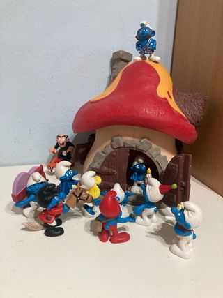 Casa de los Pitufos con Pitufos Varios