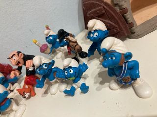 Casa de los Pitufos con Pitufos Varios