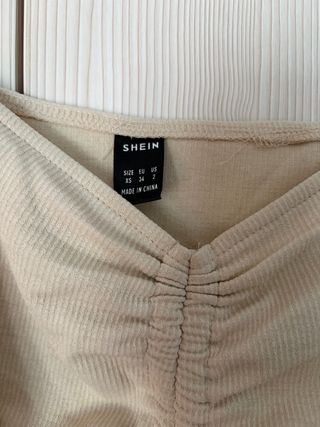 Top SHEIN beige manga de gasa abullonada