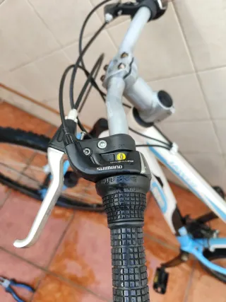 Bicicleta montaña blanca y azul