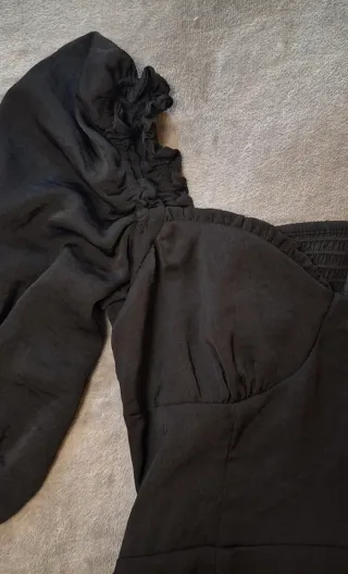 Abito nero con maniche a sbuffo