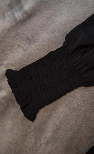 Abito nero con maniche a sbuffo