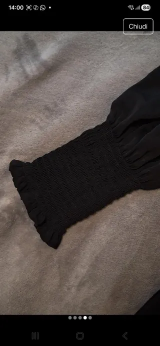 Abito nero con maniche a sbuffo