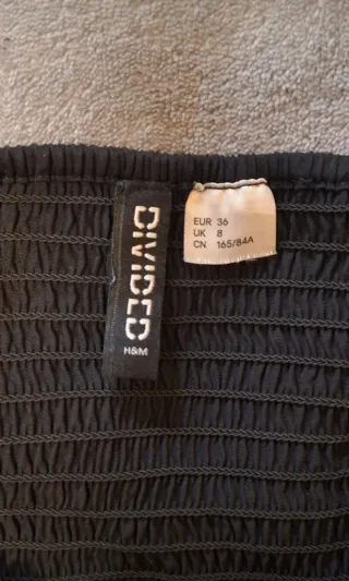 Abito nero con maniche a sbuffo