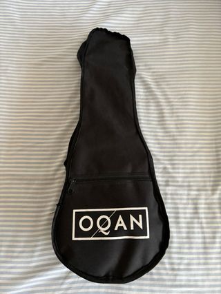 Ukelele con funda