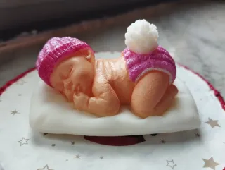 Vela aromática bebé durmiendo pintada a mano