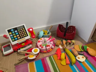 Caja registradora y lote de juguetes