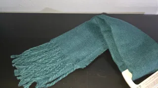 Bufanda verde botella con flecos