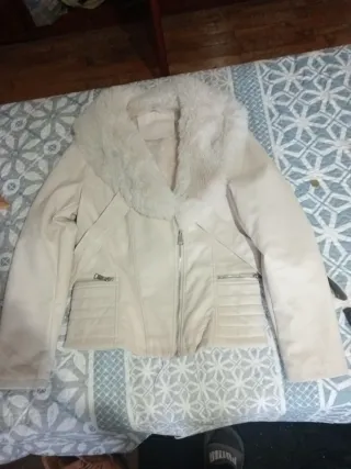 Chaqueta  preciosa con cuello de pelo