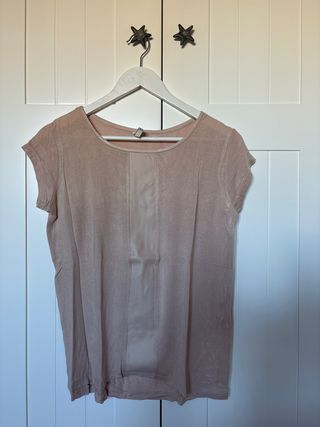 Camiseta rosa detalle piel