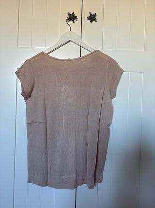 Camiseta rosa detalle piel