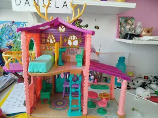 Casa delle bambole con animali