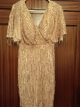 Vestido elegante beige y dorado