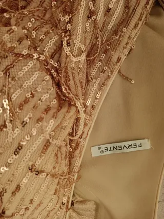 Vestido elegante beige y dorado