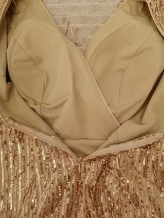 Vestido elegante beige y dorado