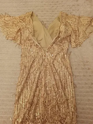 Vestido elegante beige y dorado