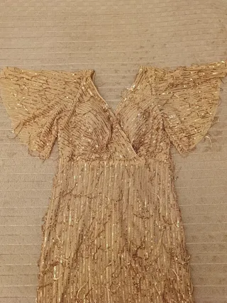 Vestido elegante beige y dorado