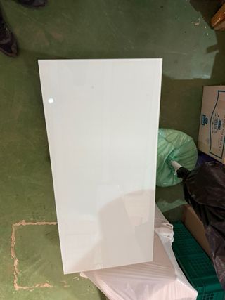 Cómoda blanca con tapa de cristal