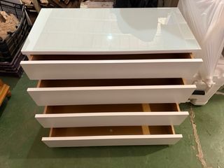 Cómoda blanca con tapa de cristal