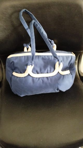 Bolso de mano azul y blanco