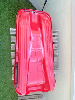 Trineo de nieve rojo de plástico