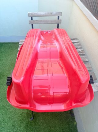 Trineo de nieve rojo de plástico