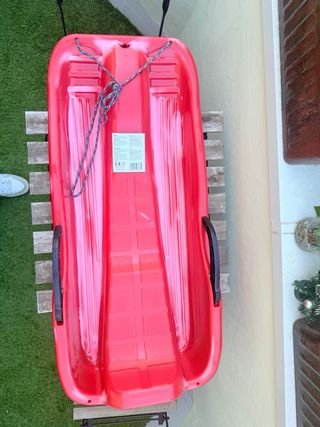 Trineo de nieve rojo de plástico